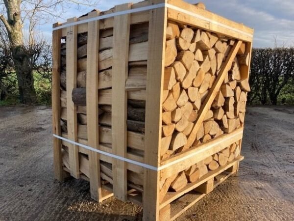 Ofengetrocknetes Brennholz aus Eiche und Buche, bereit für den weltweiten