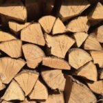 Ofengetrocknetes Brennholz aus Eiche und Buche, bereit für den weltweiten